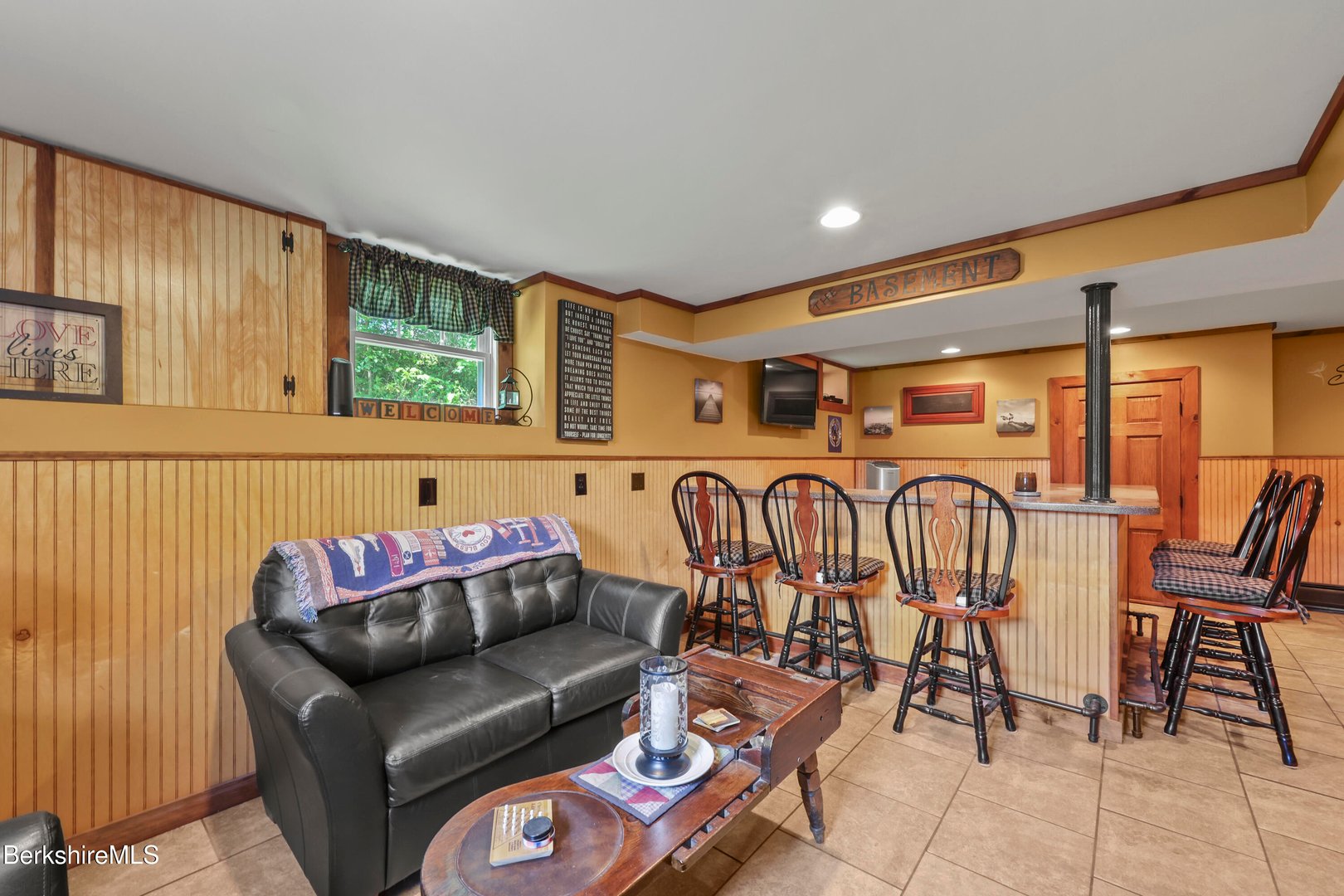 457 N Eagle St Photo 28