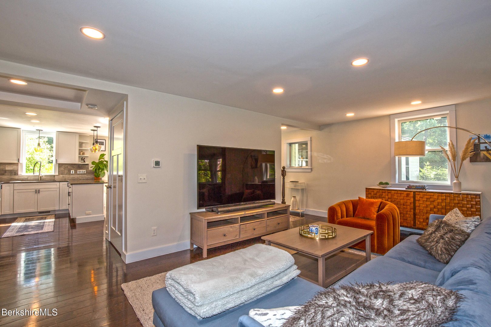 298 Park St Photo 6