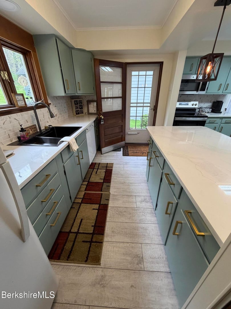 31 Millard Ave Photo 2