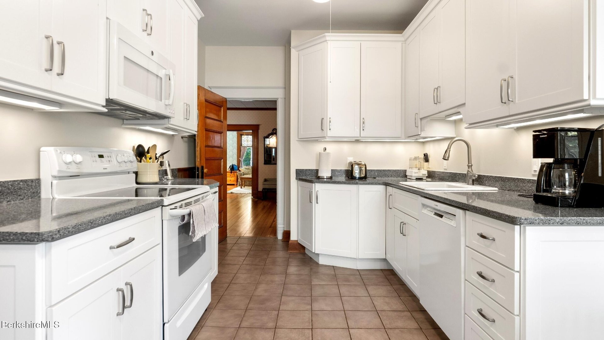 211 Cottage St Photo 7