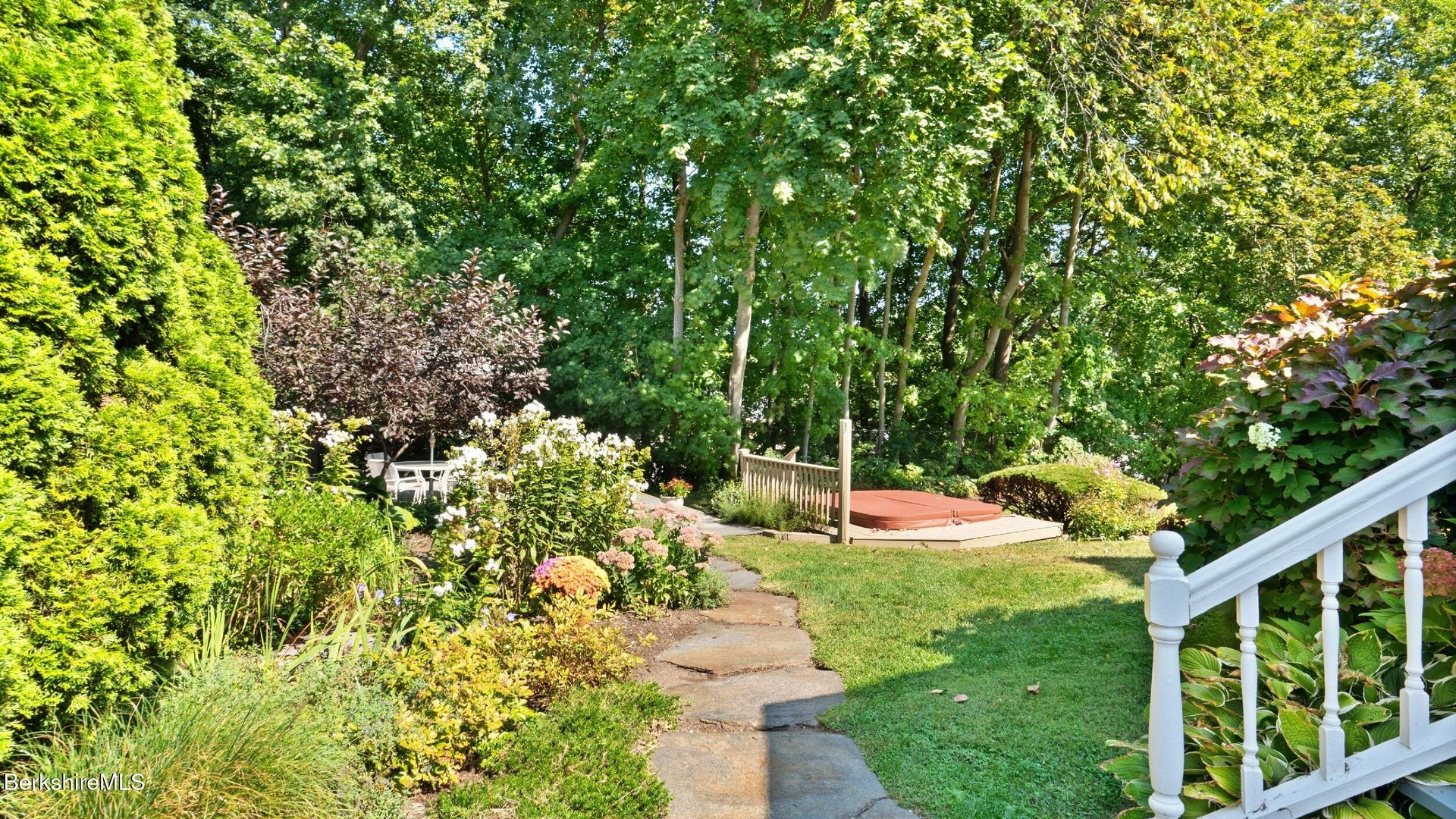 211 Cottage St Photo 17