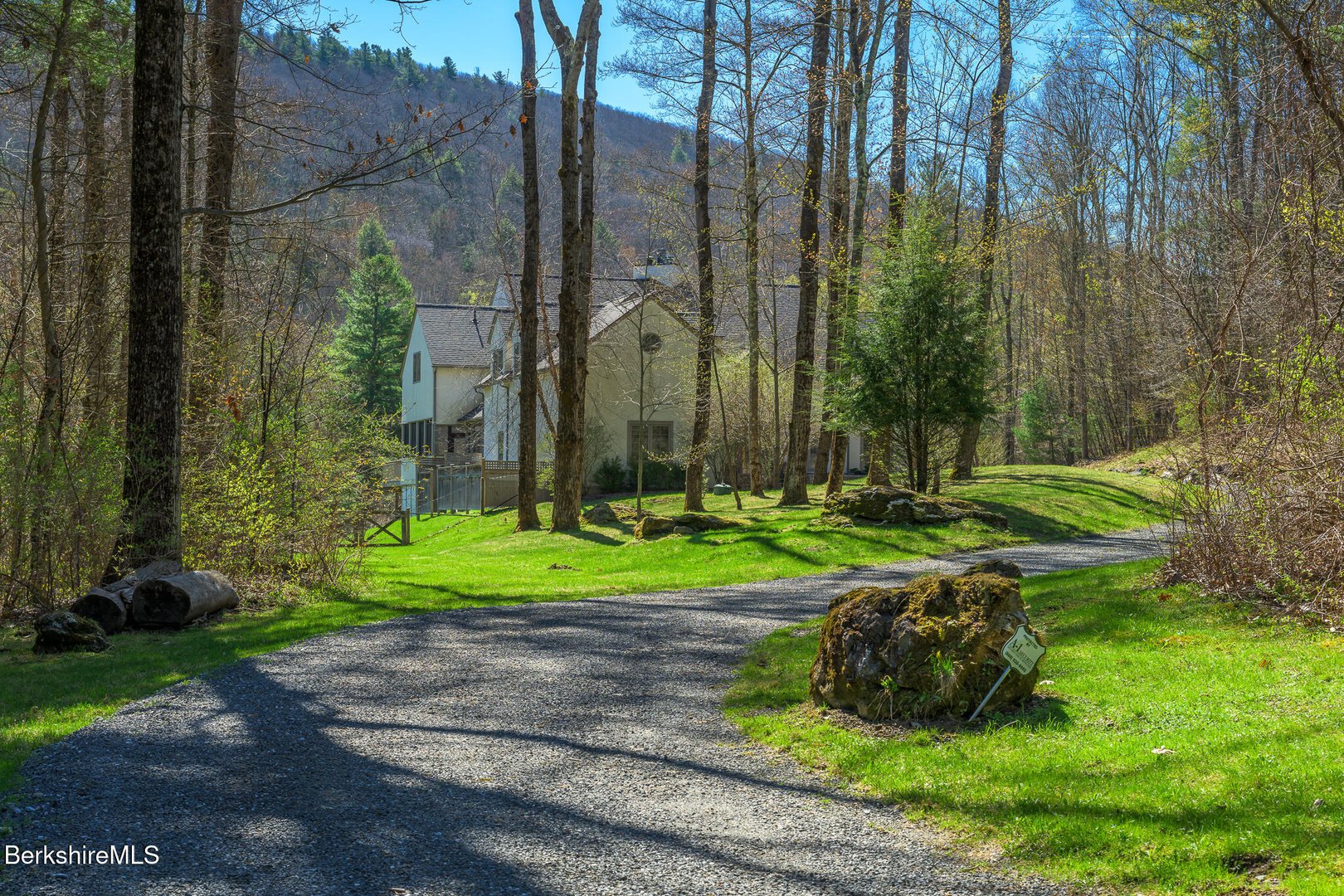 83 Maple Hill Rd Photo 3
