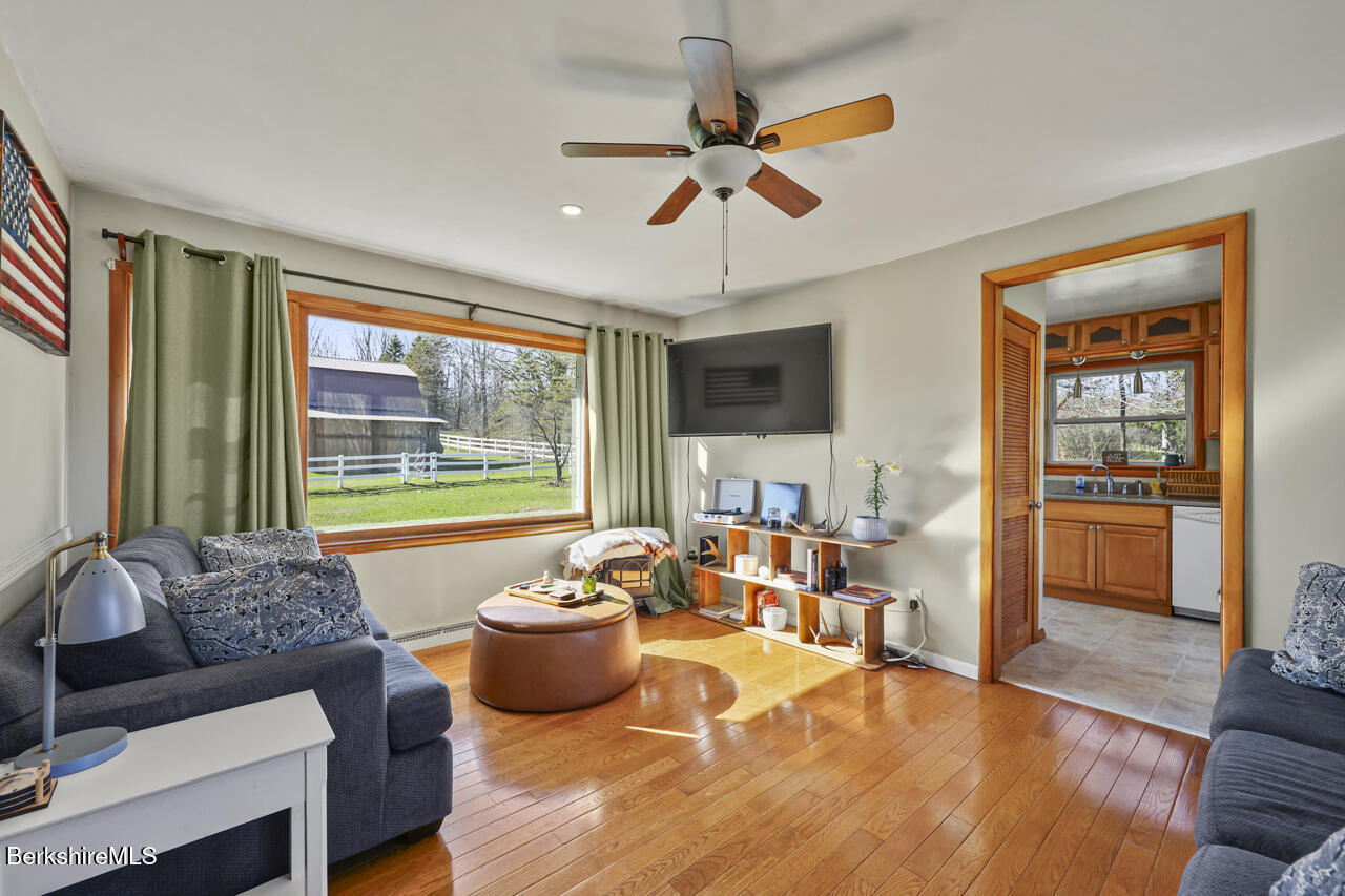 31 New Windsor Rd Photo 3