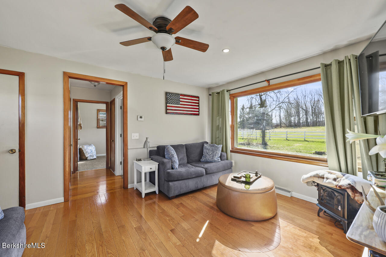 31 New Windsor Rd Photo 4