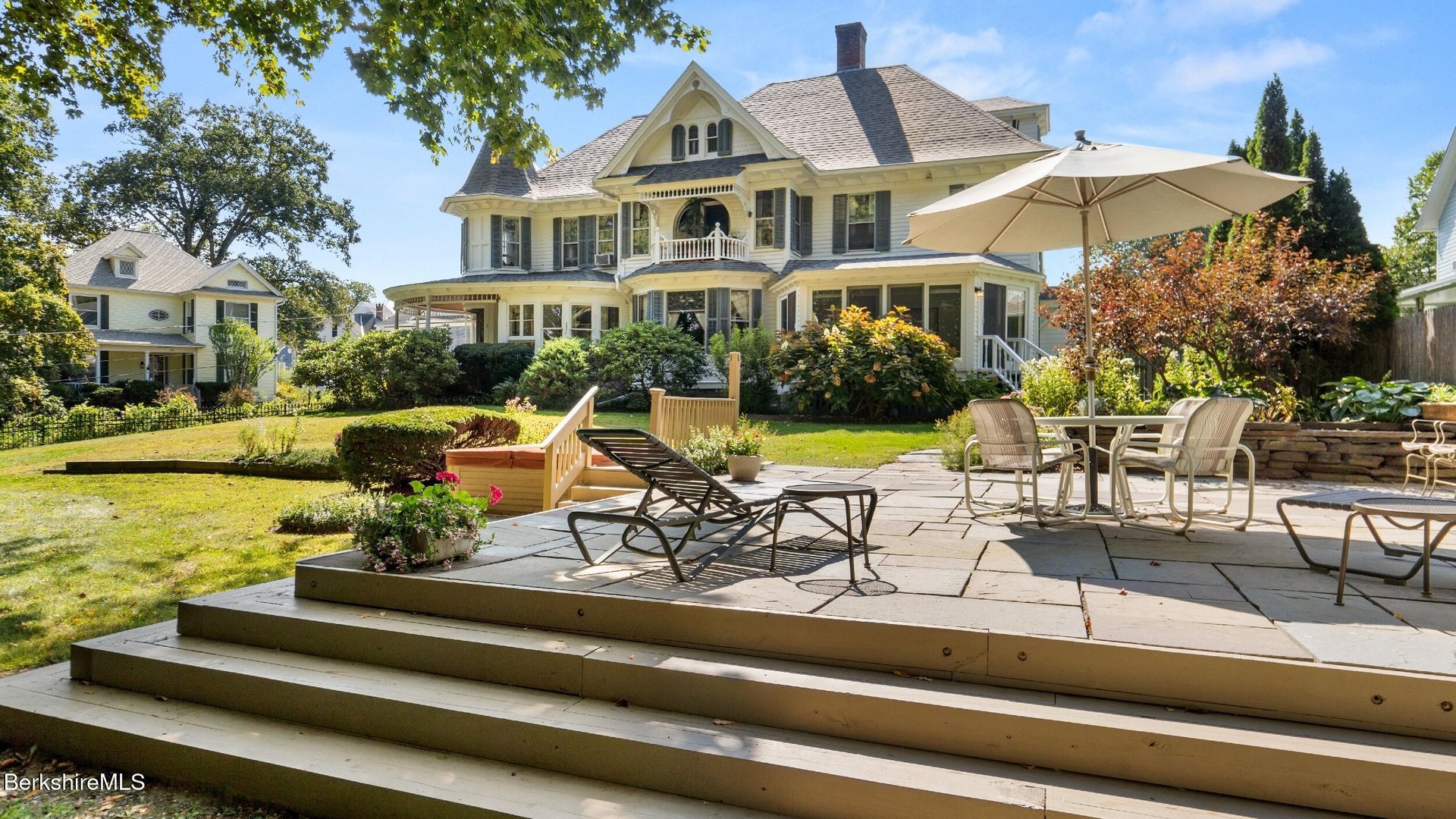 211 Cottage St Photo 1