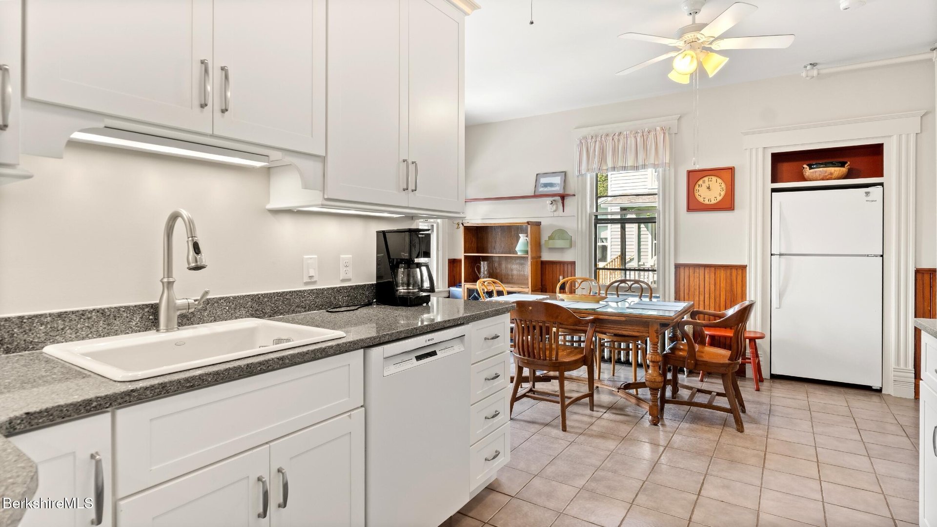 211 Cottage St Photo 6