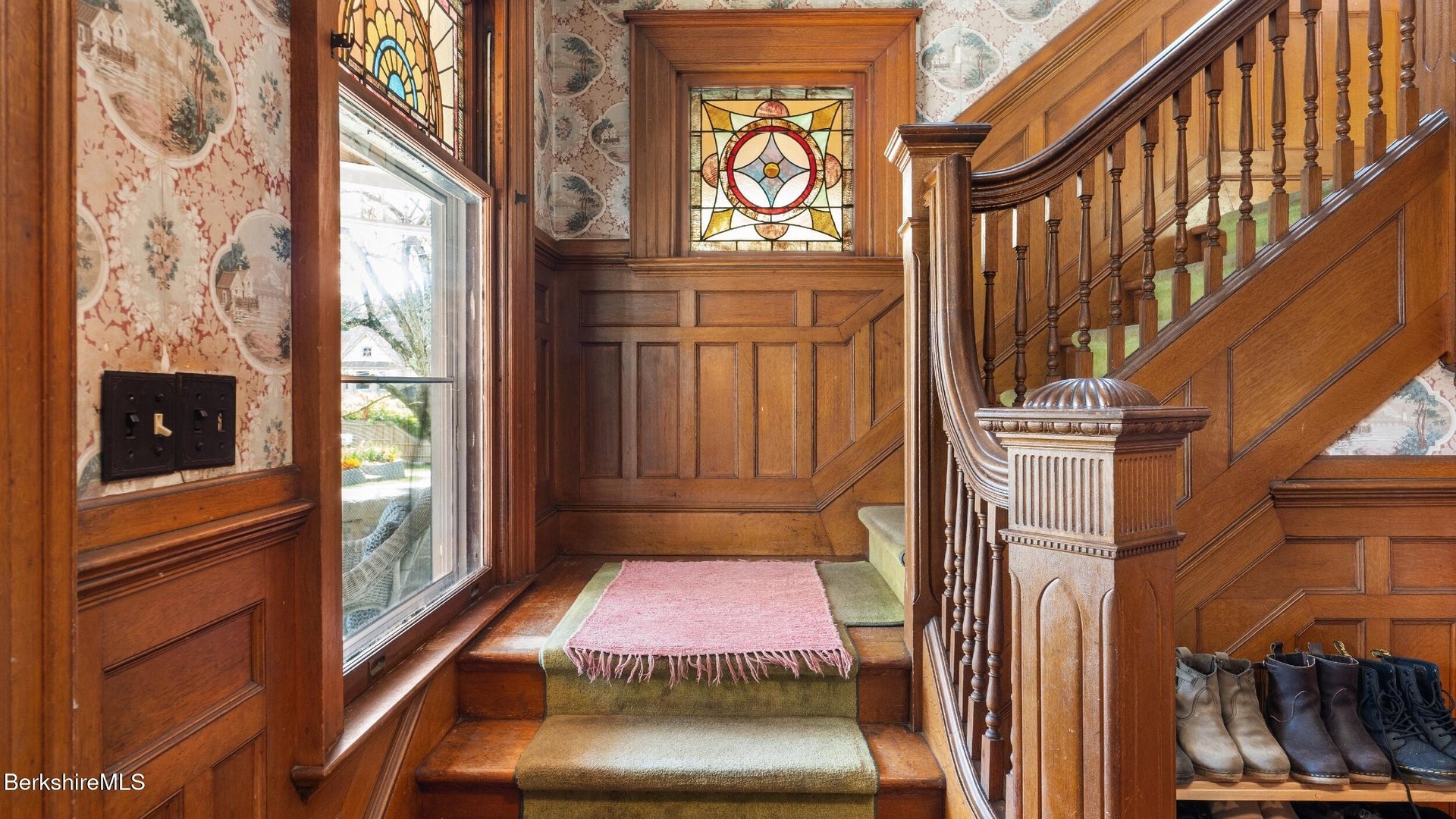 211 Cottage St Photo 4