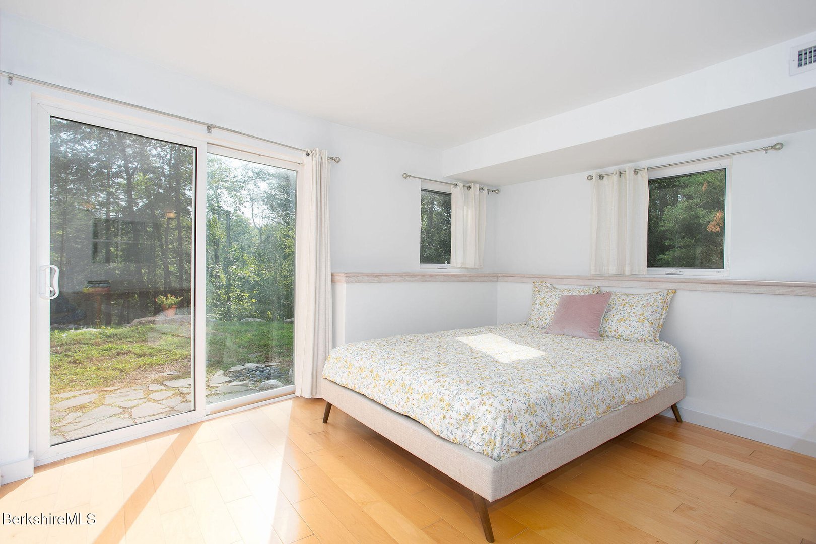 324 Park St Photo 30