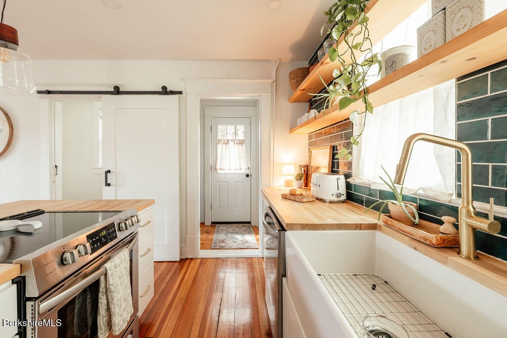 215 Prospect St Photo 4