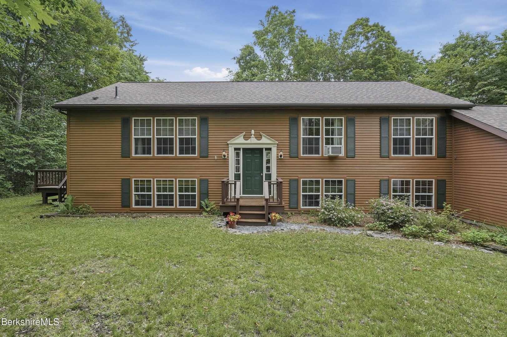 28 Mountain Pond Ln Photo 2