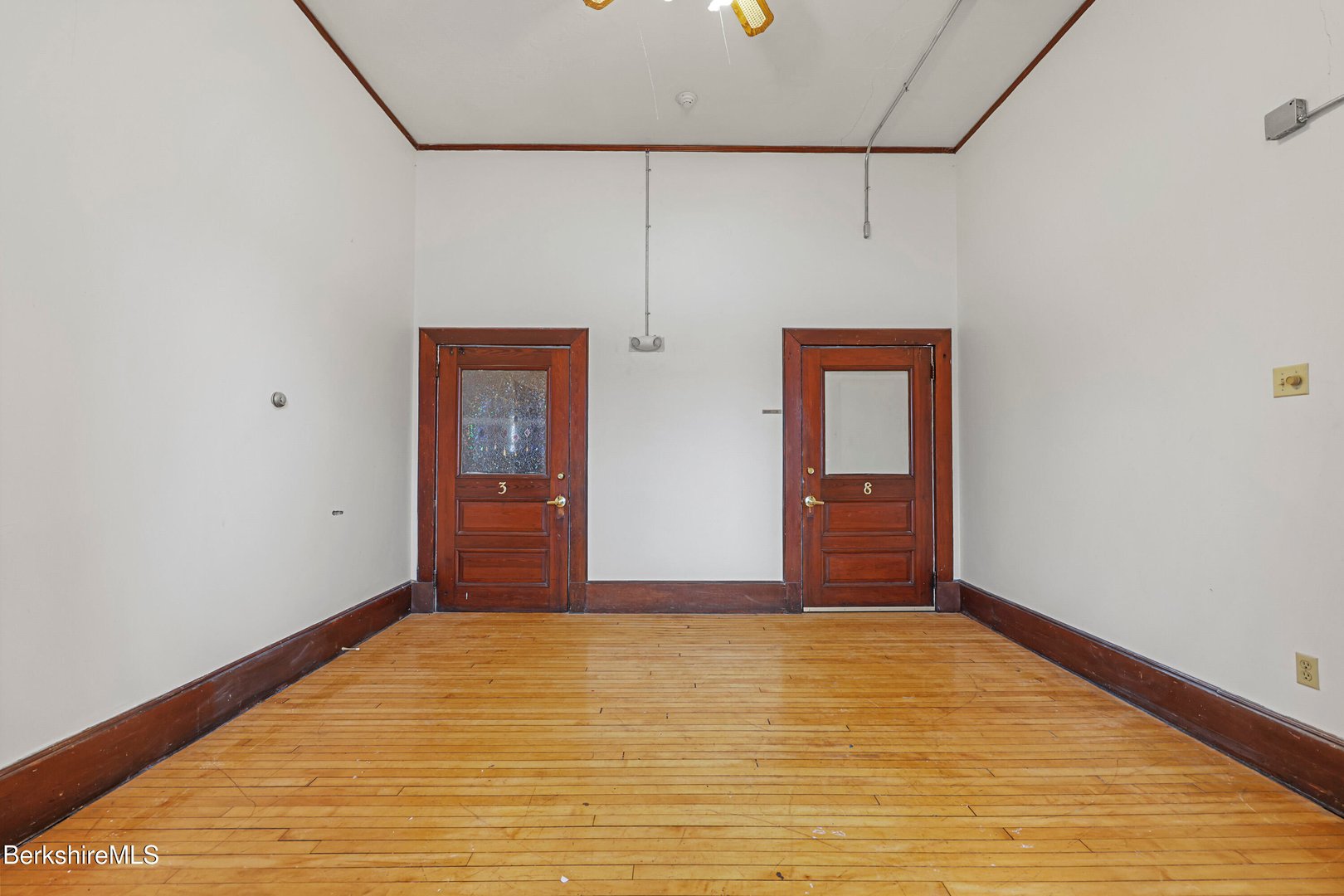 55 Crystal St Photo 6