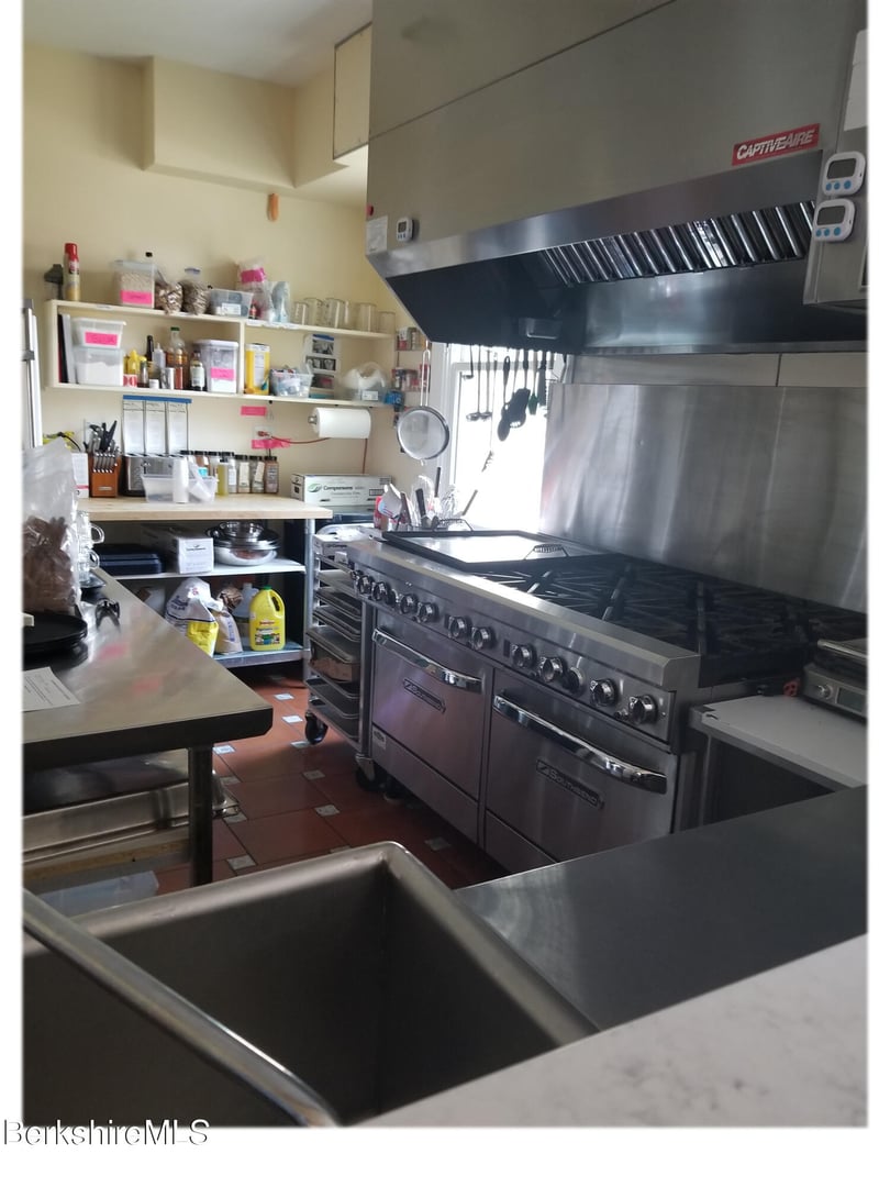 615 Laurel St Photo 9