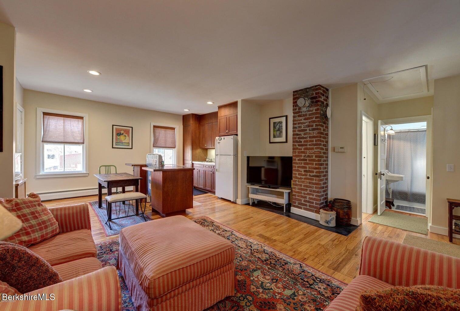 402 Park St Photo 12