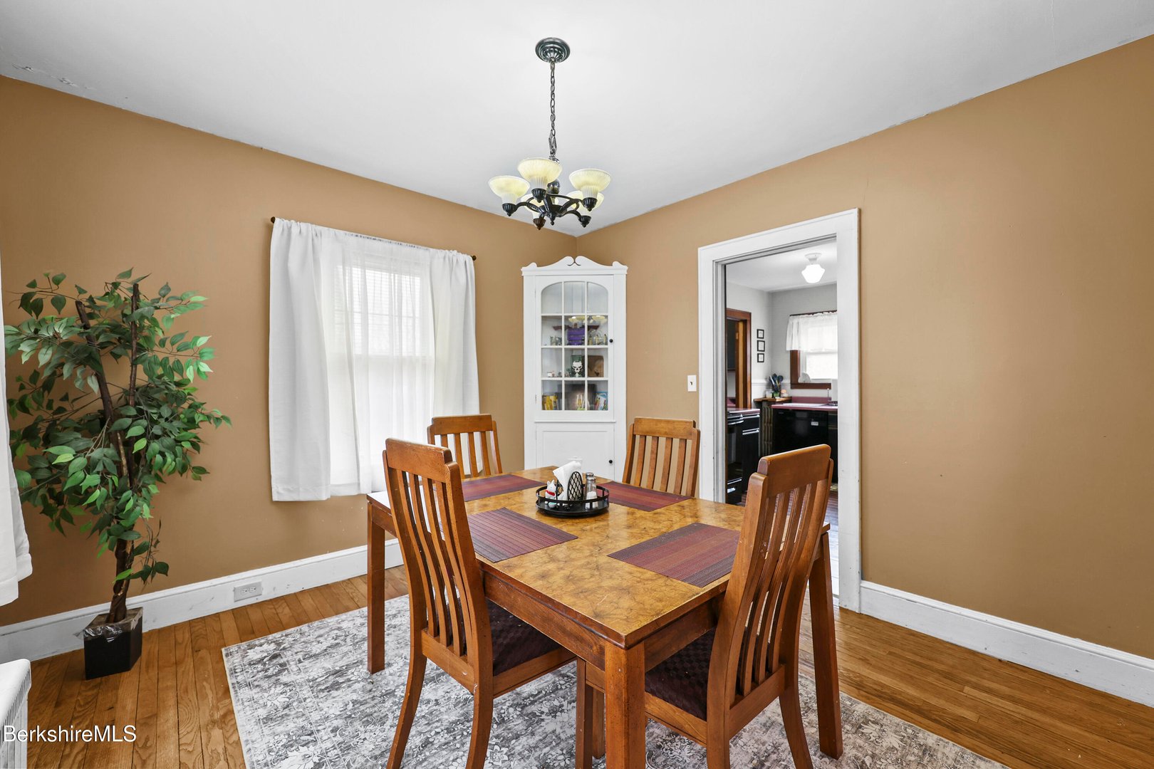 68 Church St Photo 9