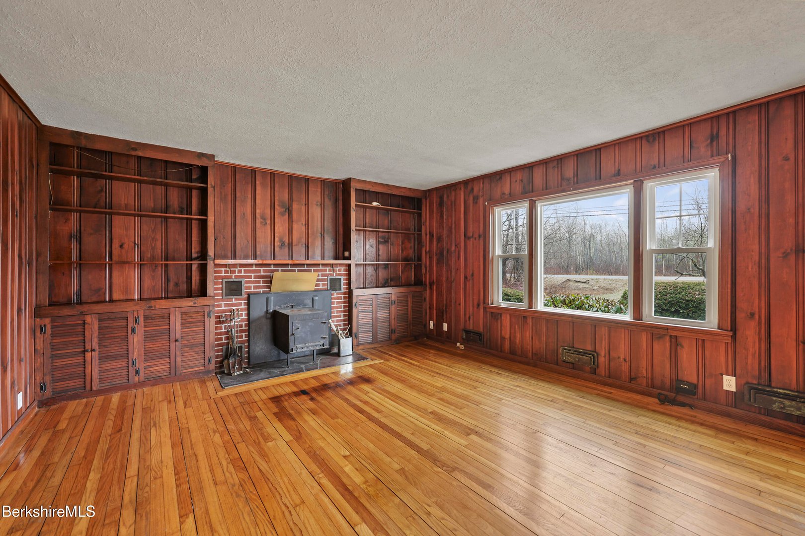 399 State Rd Photo 12