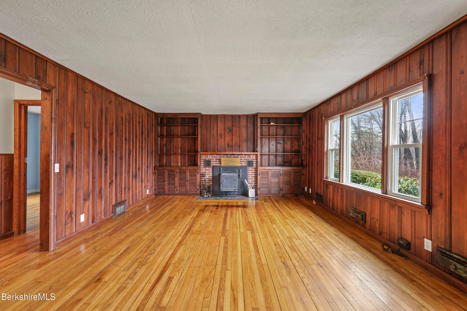 399 State Rd Photo 10