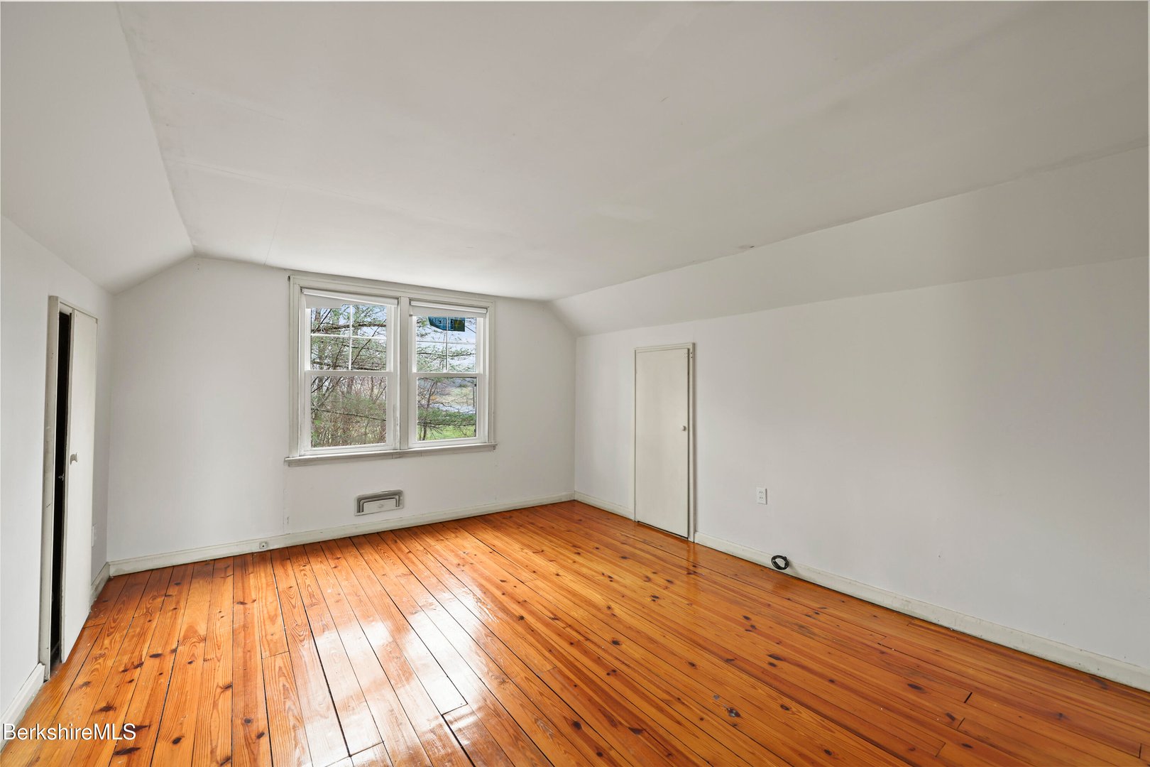 399 State Rd Photo 37