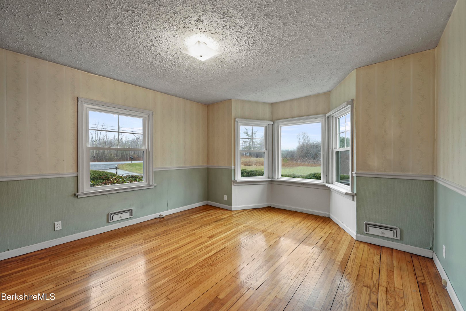 399 State Rd Photo 17