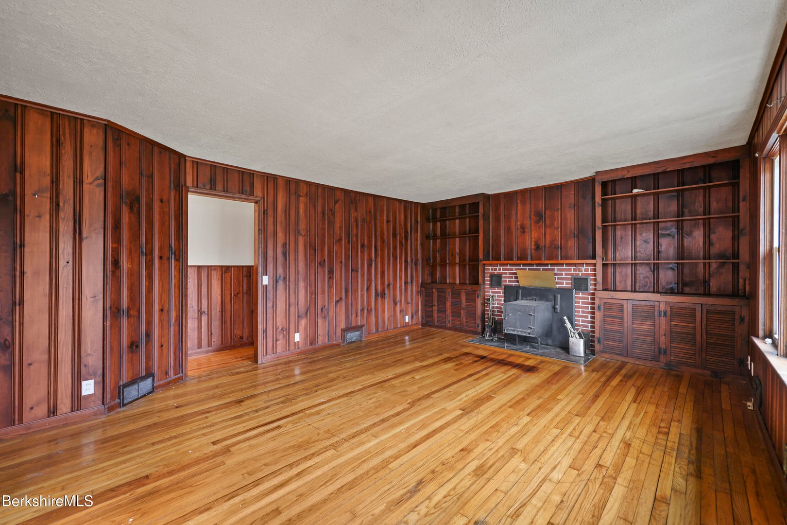 399 State Rd Photo 9