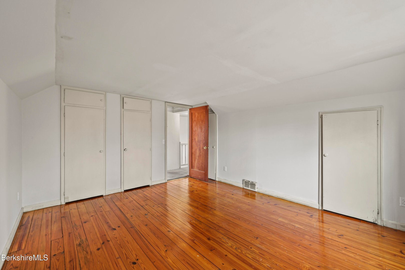 399 State Rd Photo 40