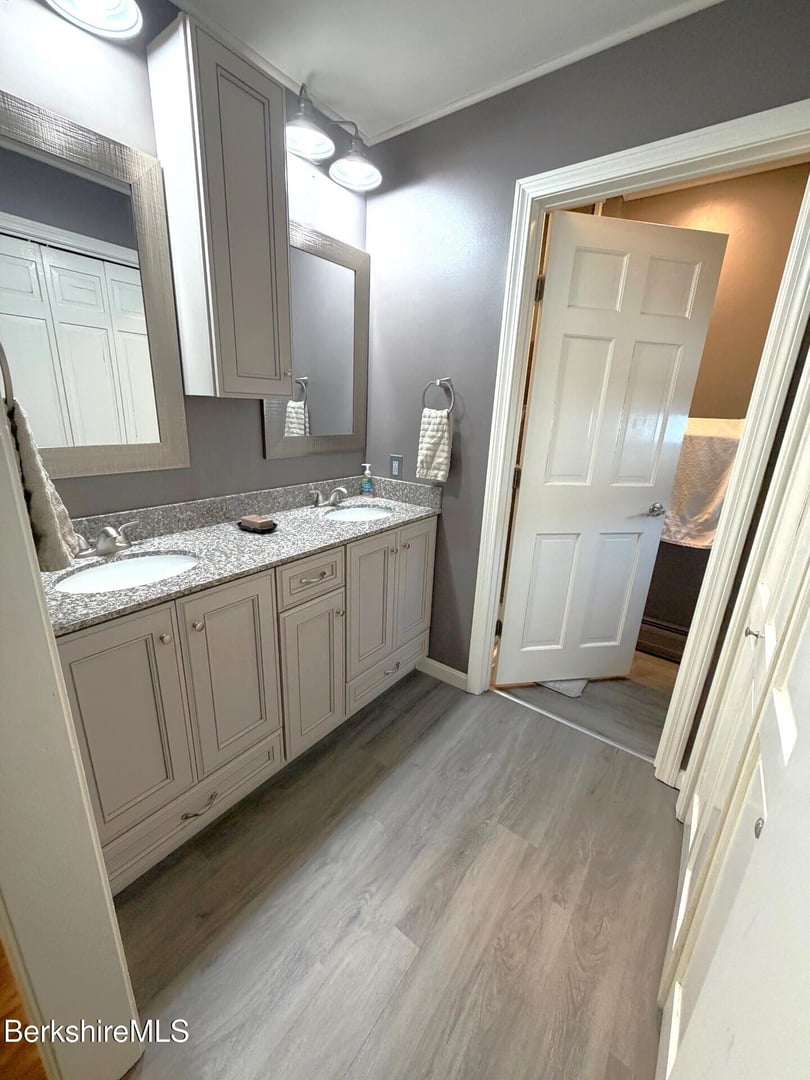 8 Country Rd Photo 19