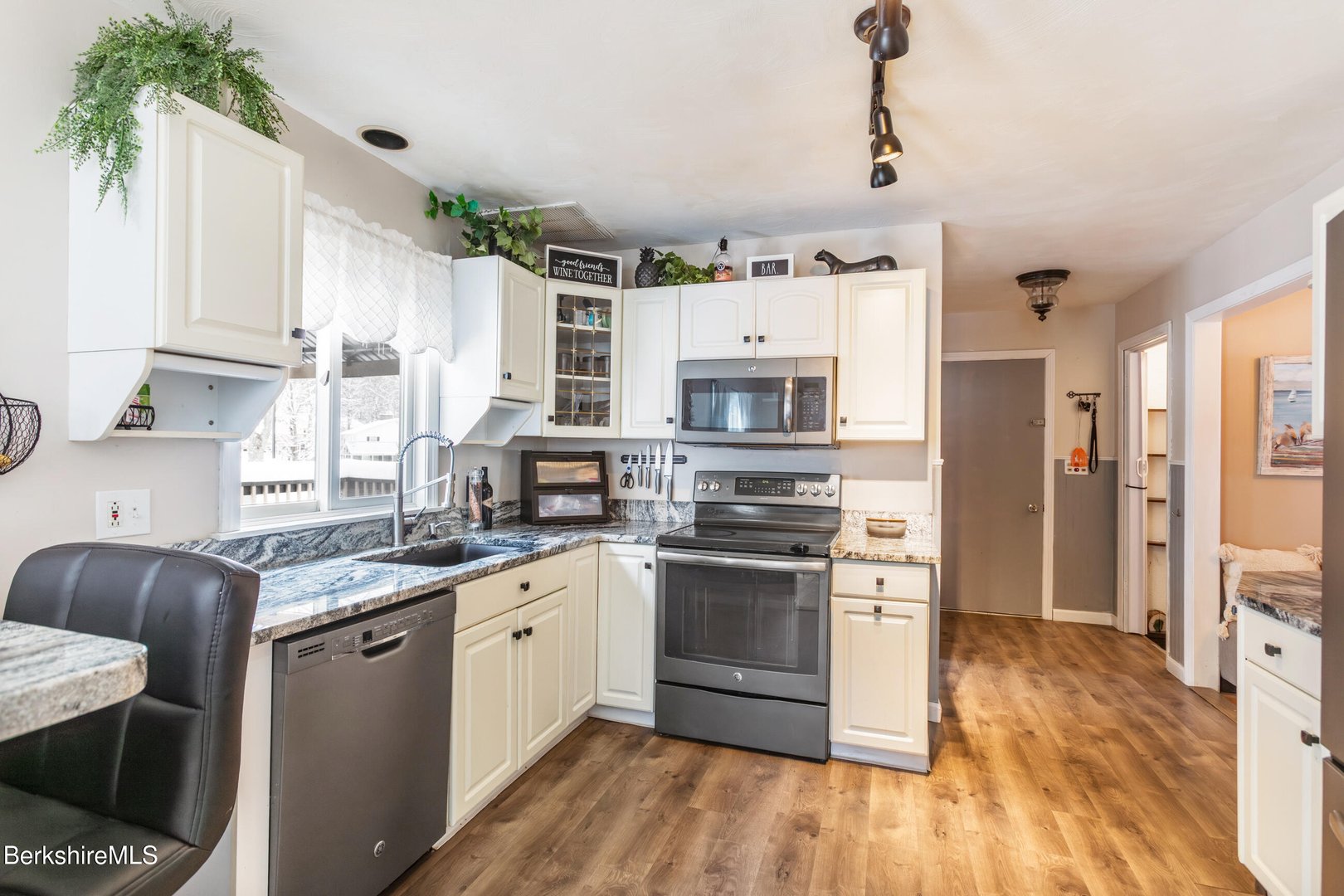 268 Devonshire Dr Photo 16