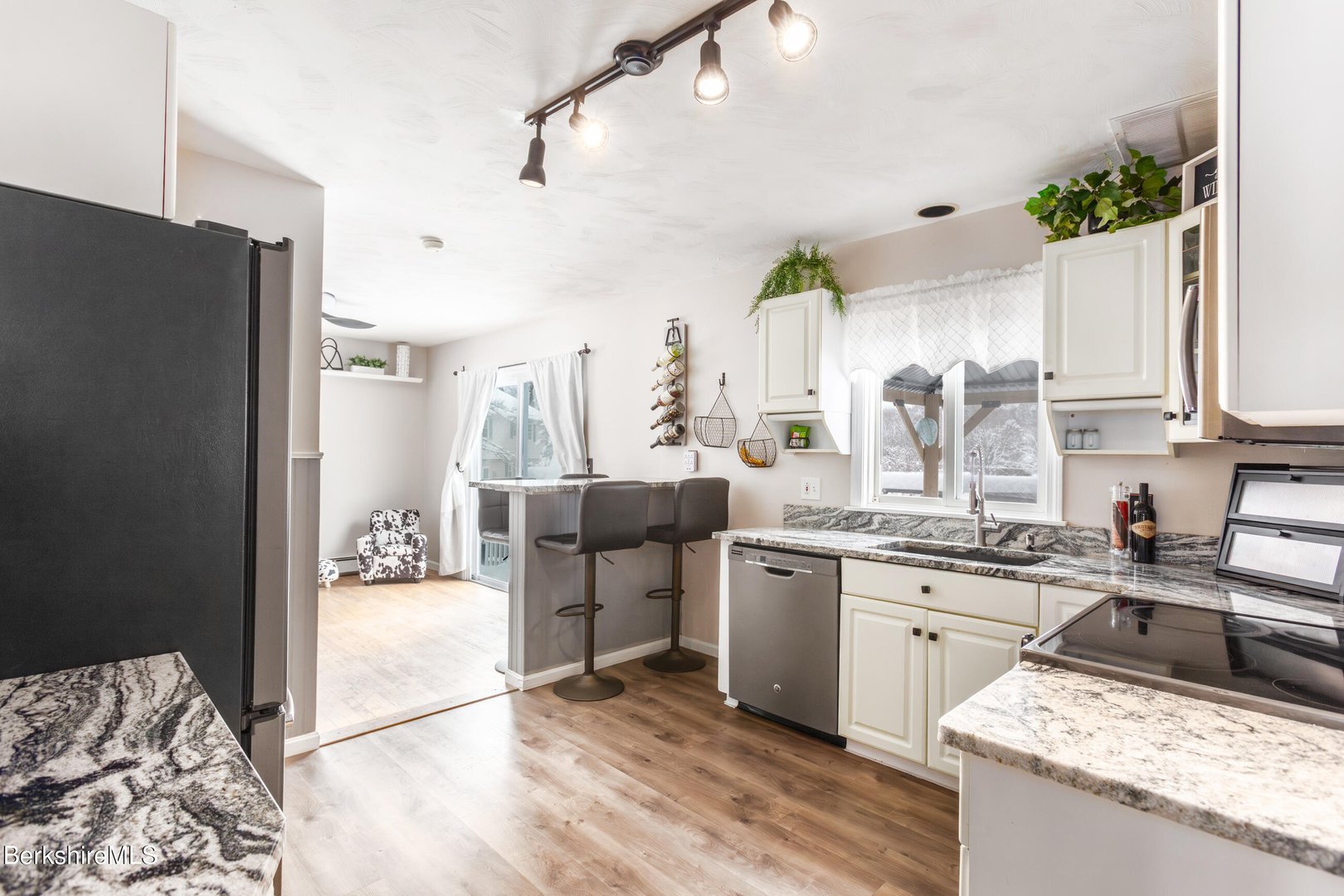 268 Devonshire Dr Photo 18