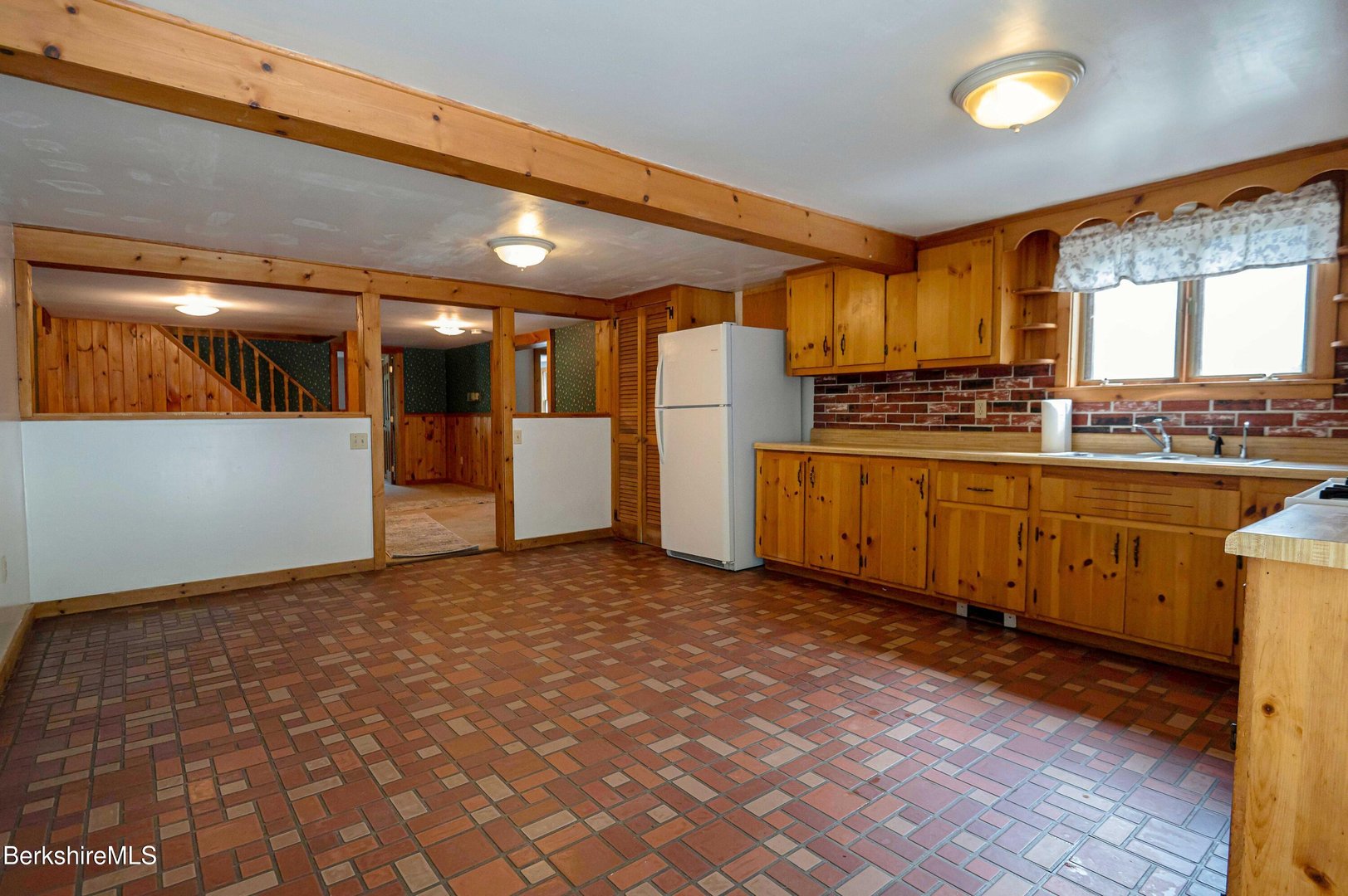 1057 Main St Photo 10