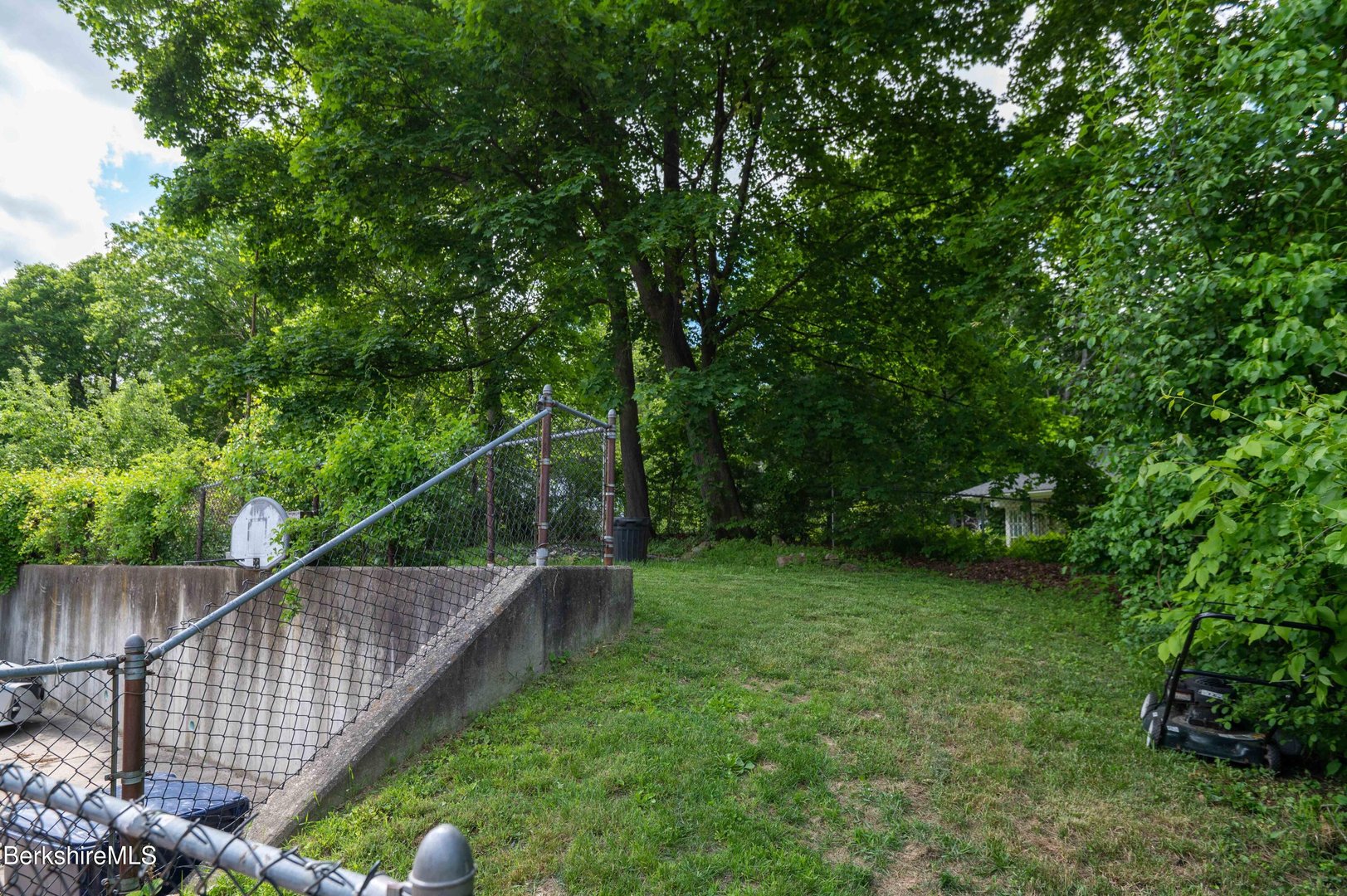 1057 Main St Photo 7