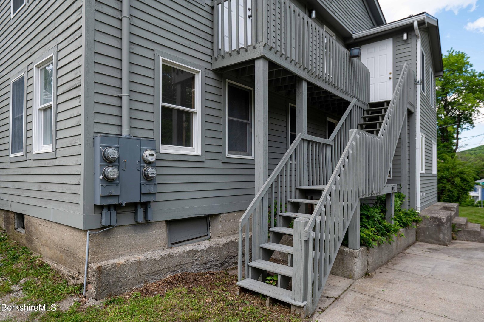 1057 Main St Photo 3