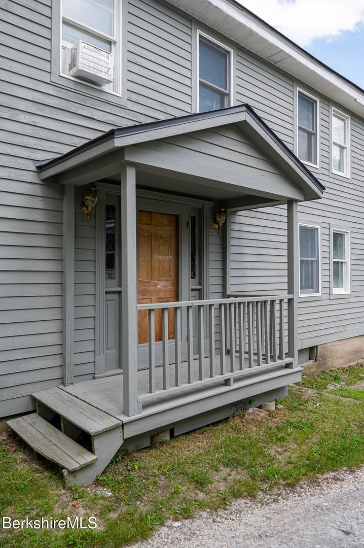 1057 Main St Photo 4