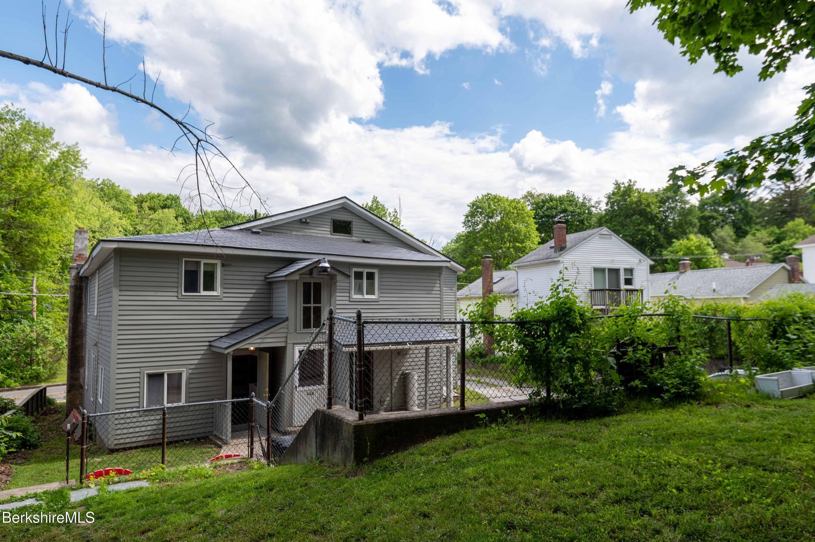 1057 Main St Photo 6