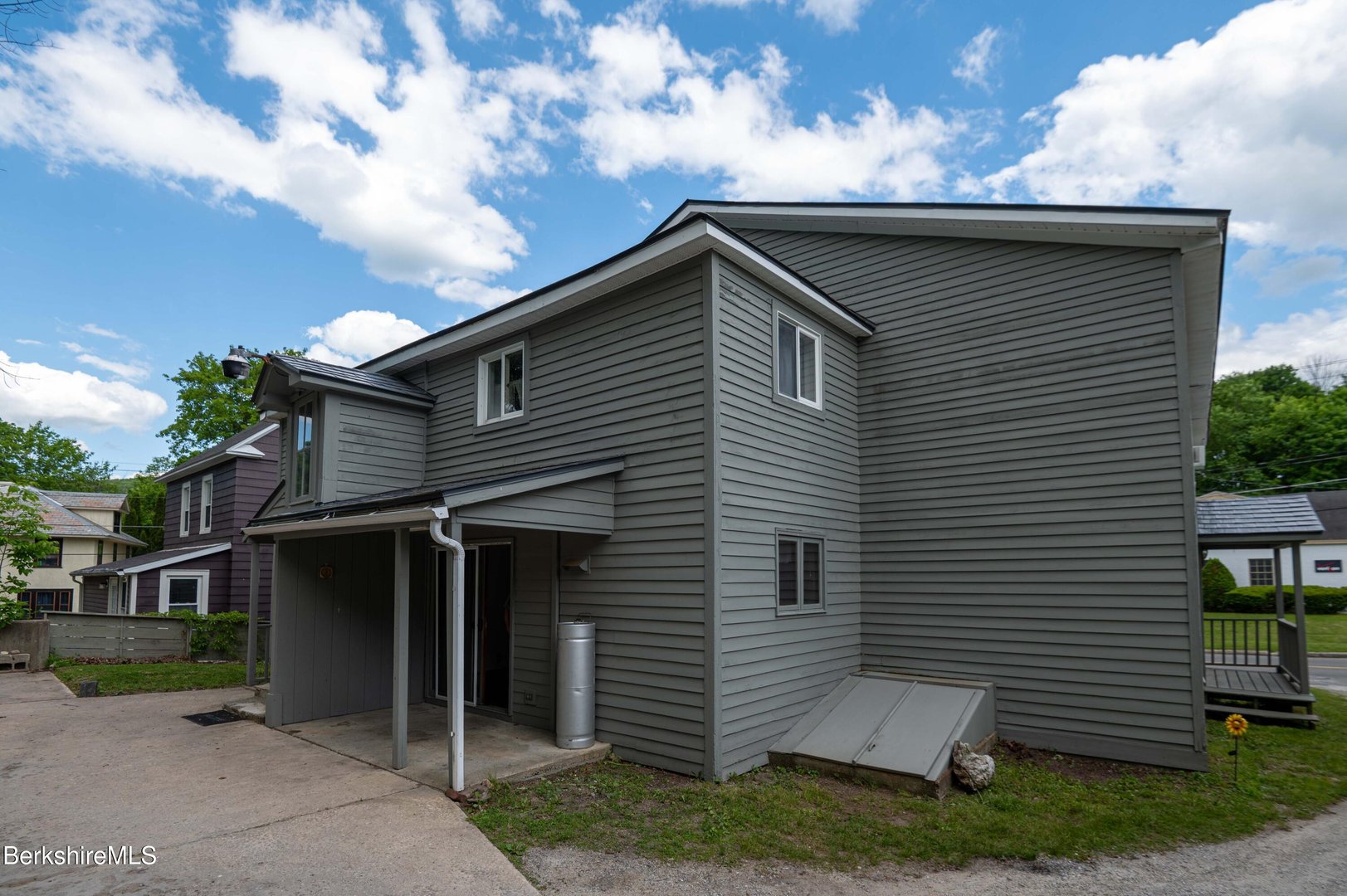 1057 Main St Photo 5