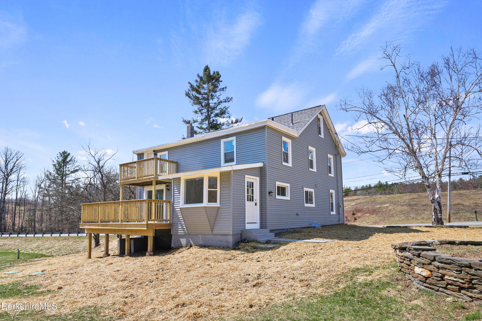 738 River Rd Photo 3