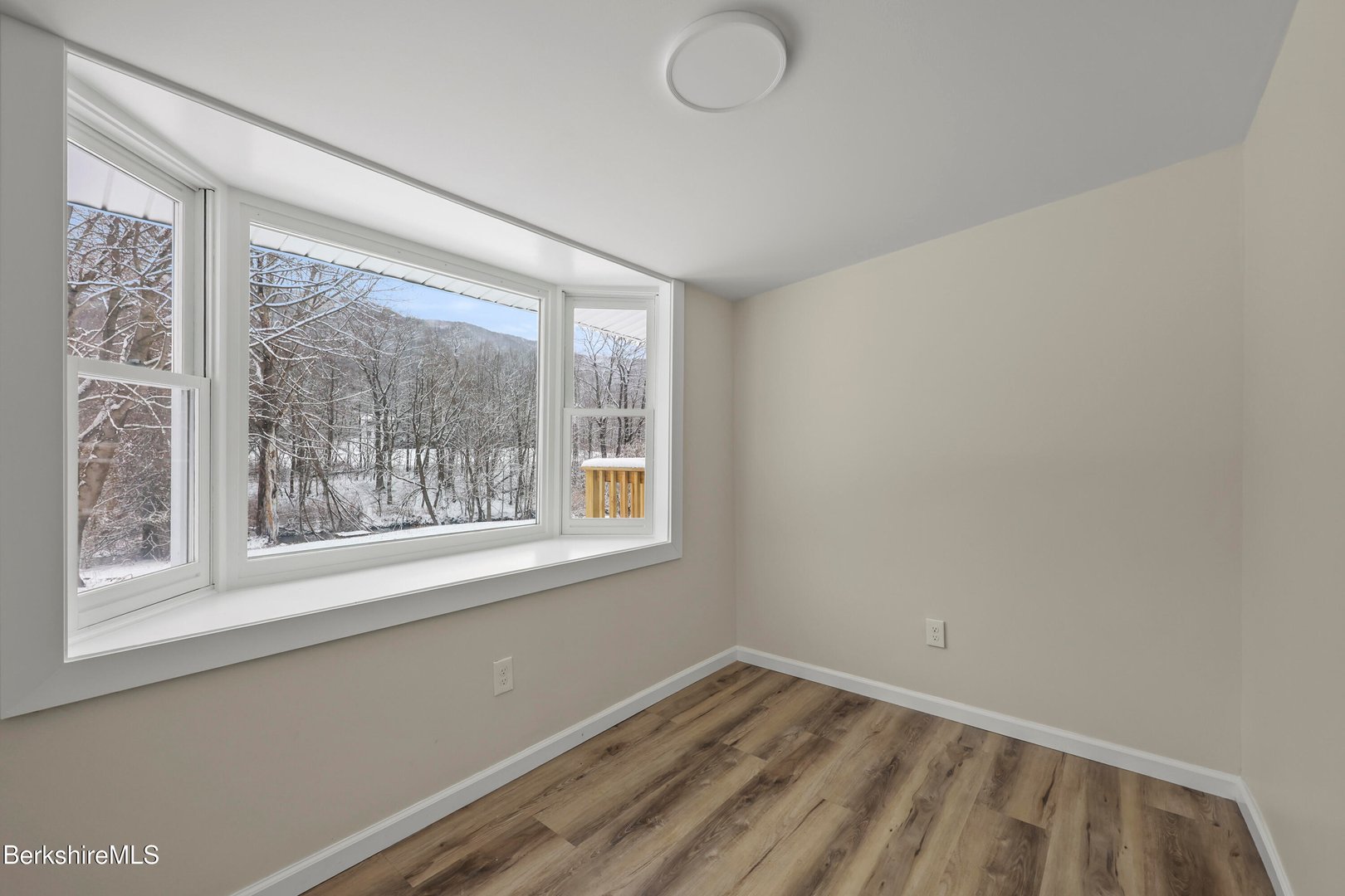 738 River Rd Photo 11