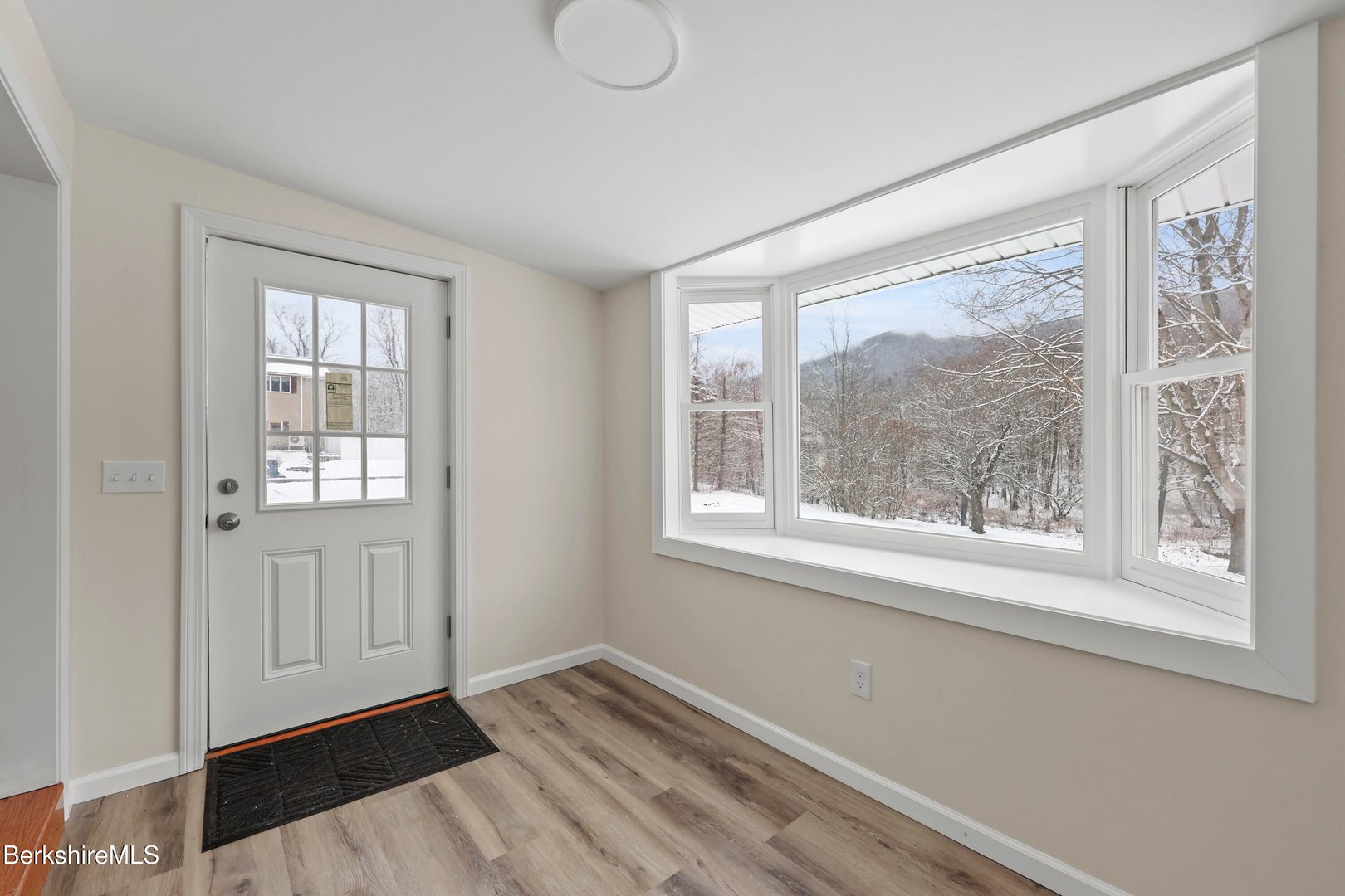 738 River Rd Photo 13