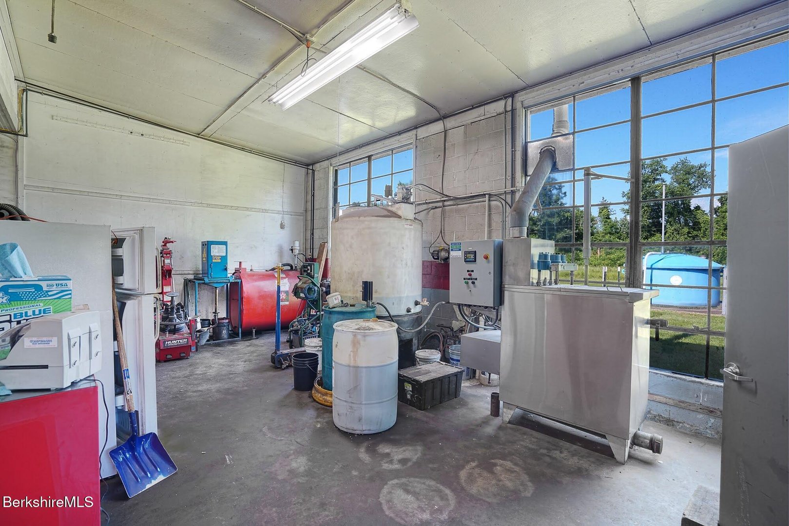 1955 N Main St Photo 16