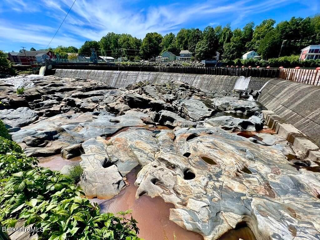 10 Deerfield Ave Unit 2 Photo 19