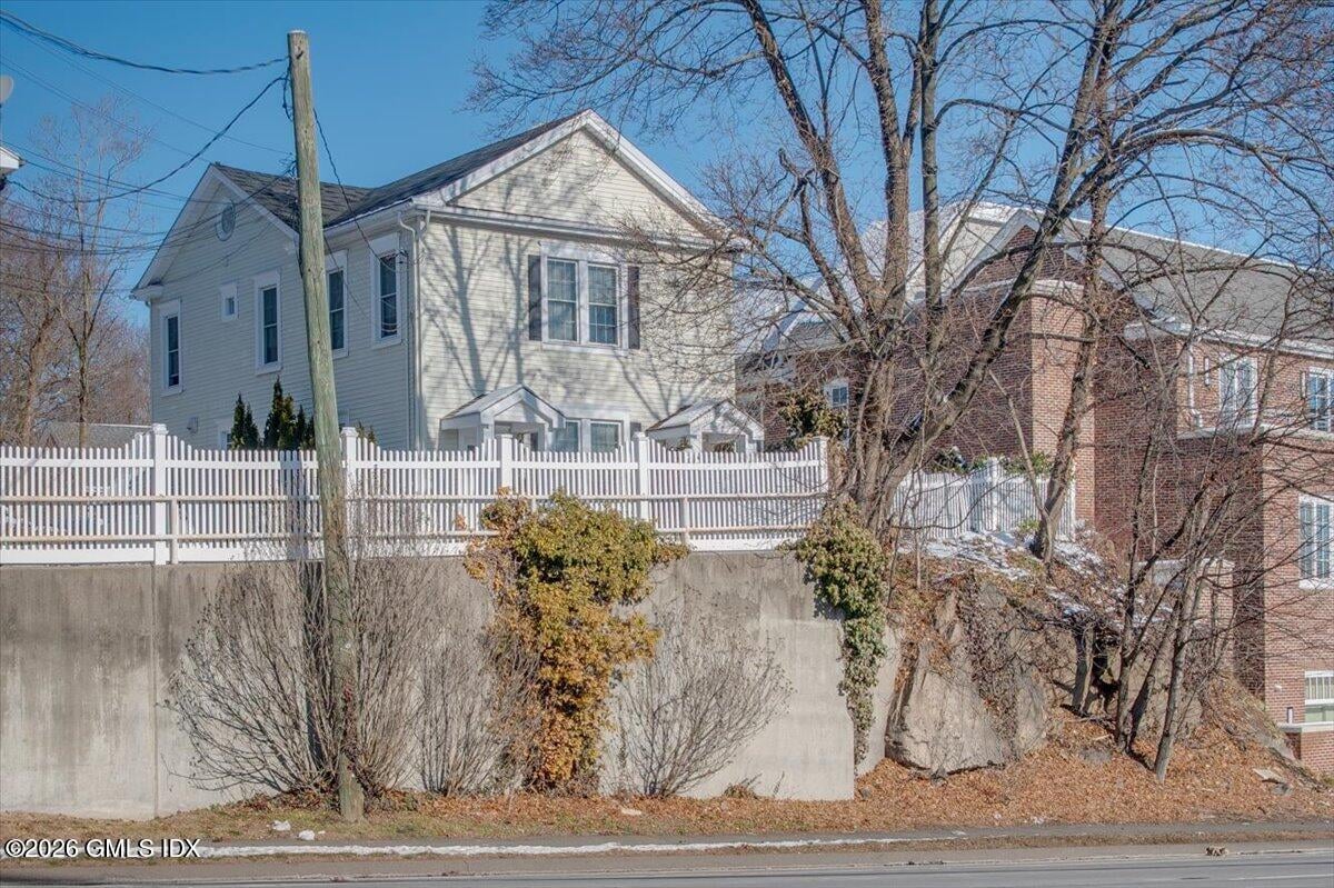 84-86 E Putnam Avenue Photo 4