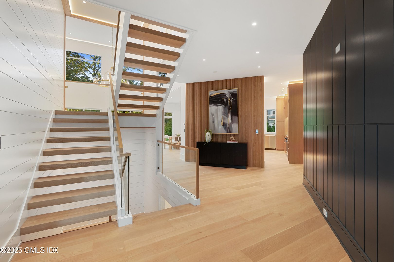 25 Dialstone Lane Photo 2