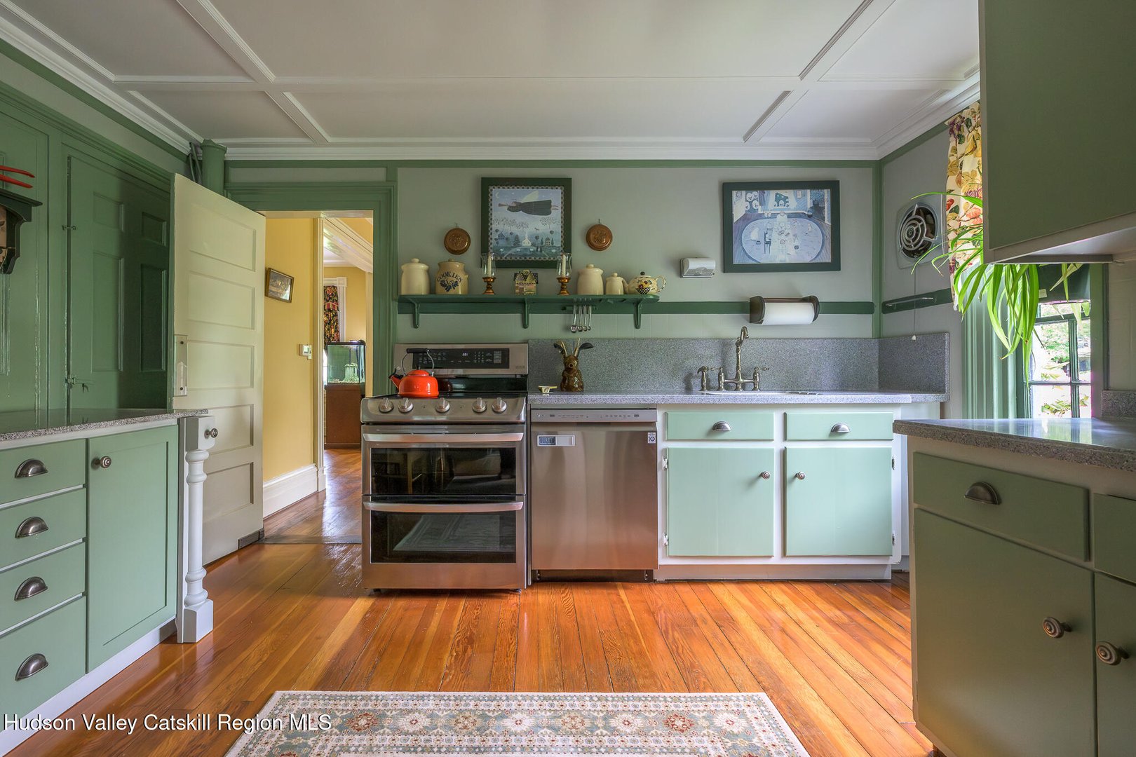 24 Albany Avenue Photo 15