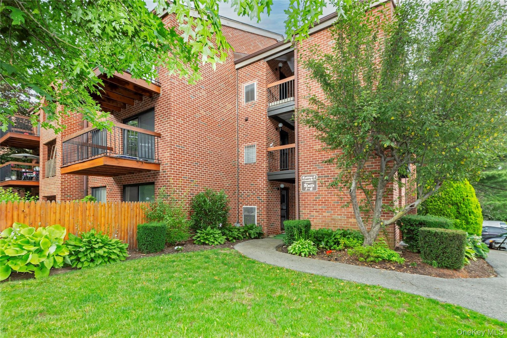 37 Bronxville Glen Drive  #Bldg 5, Unit 1 Photo 3