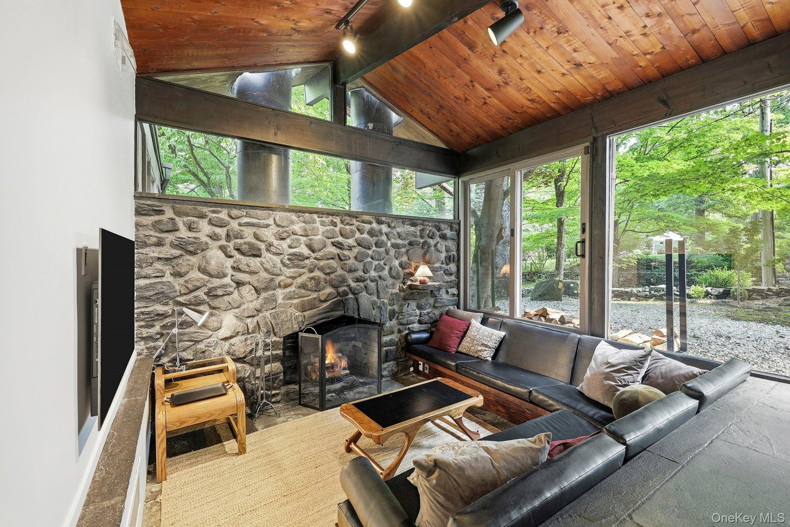 670 Long Hill Road W Photo 8