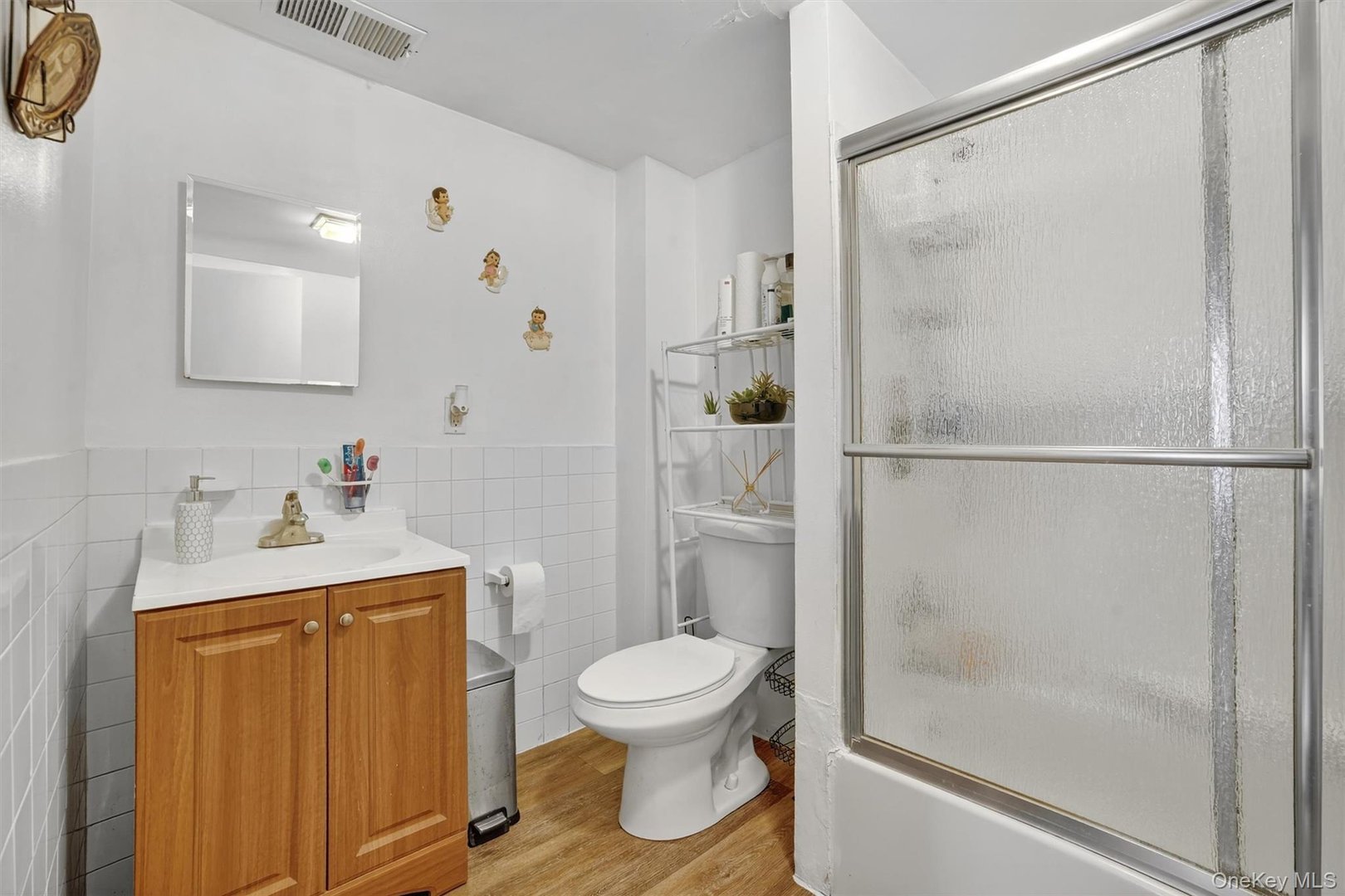 140 Beekman Avenue Photo 9