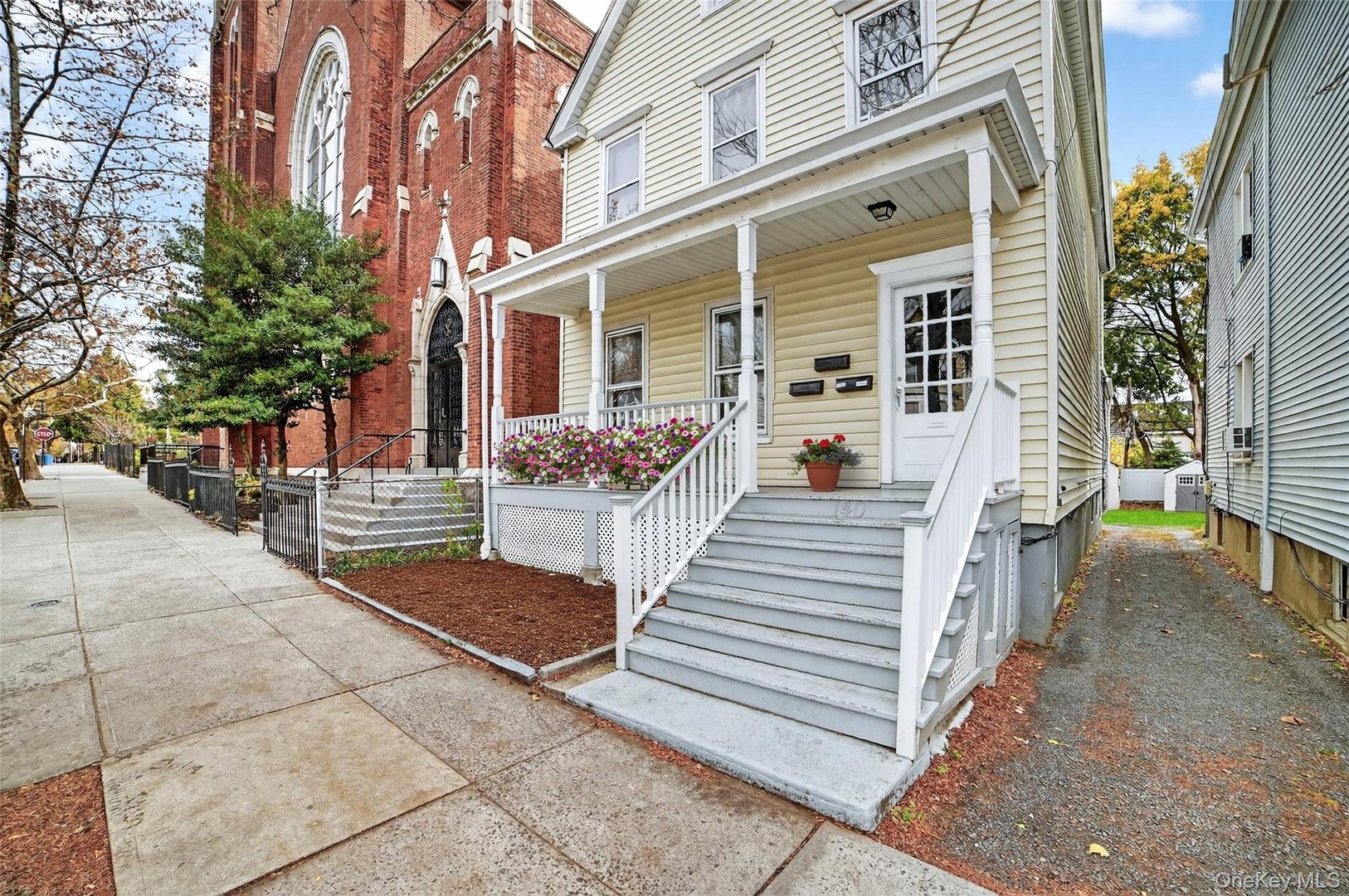 140 Beekman Avenue Photo 2