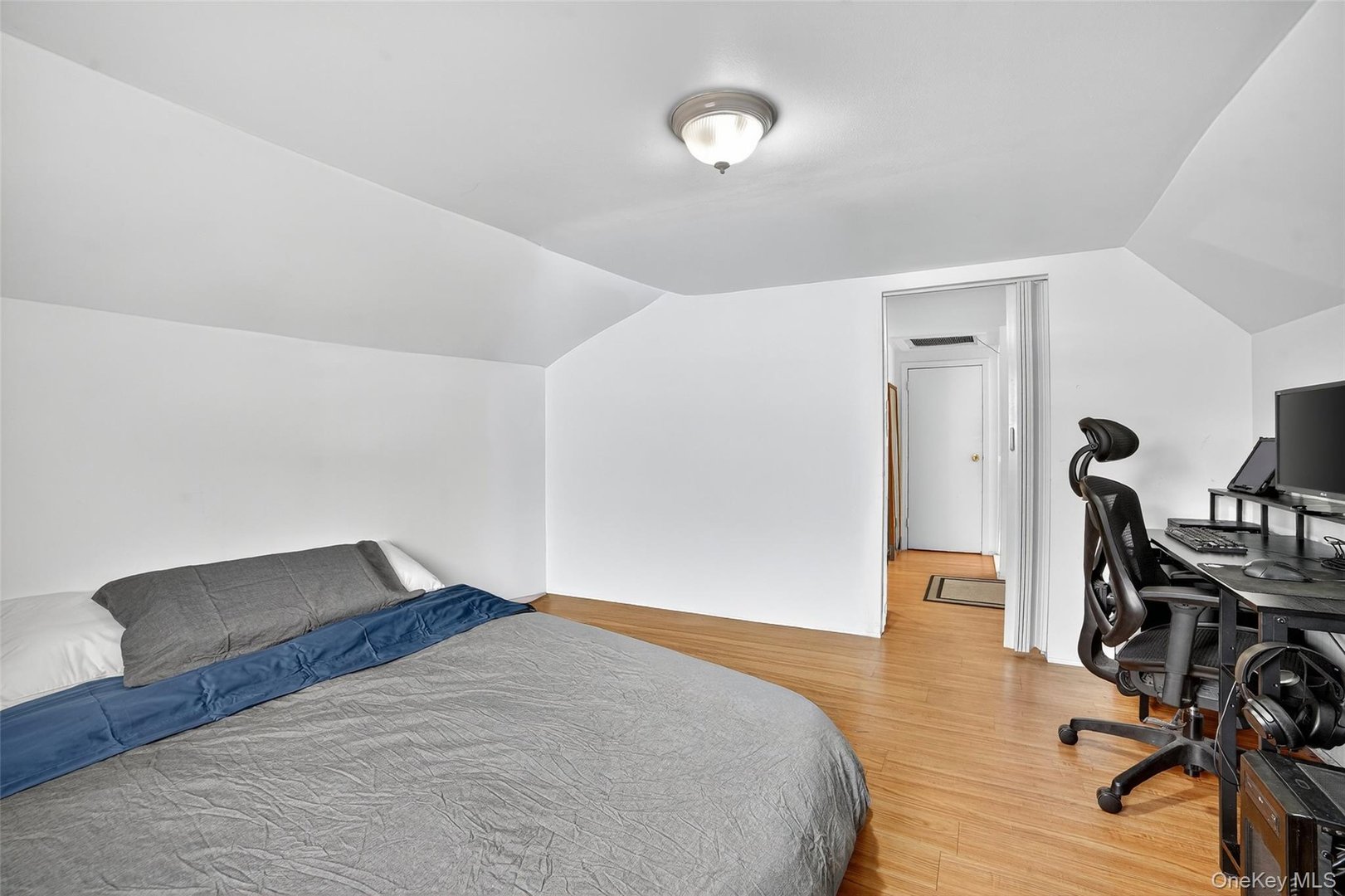 140 Beekman Avenue Photo 24