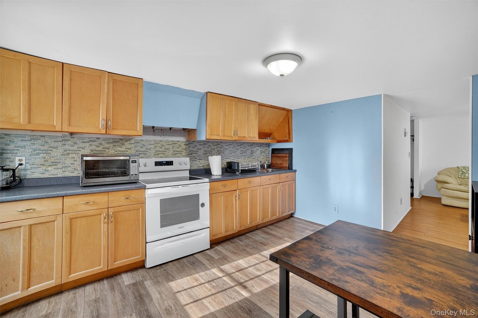 140 Beekman Avenue Photo 21