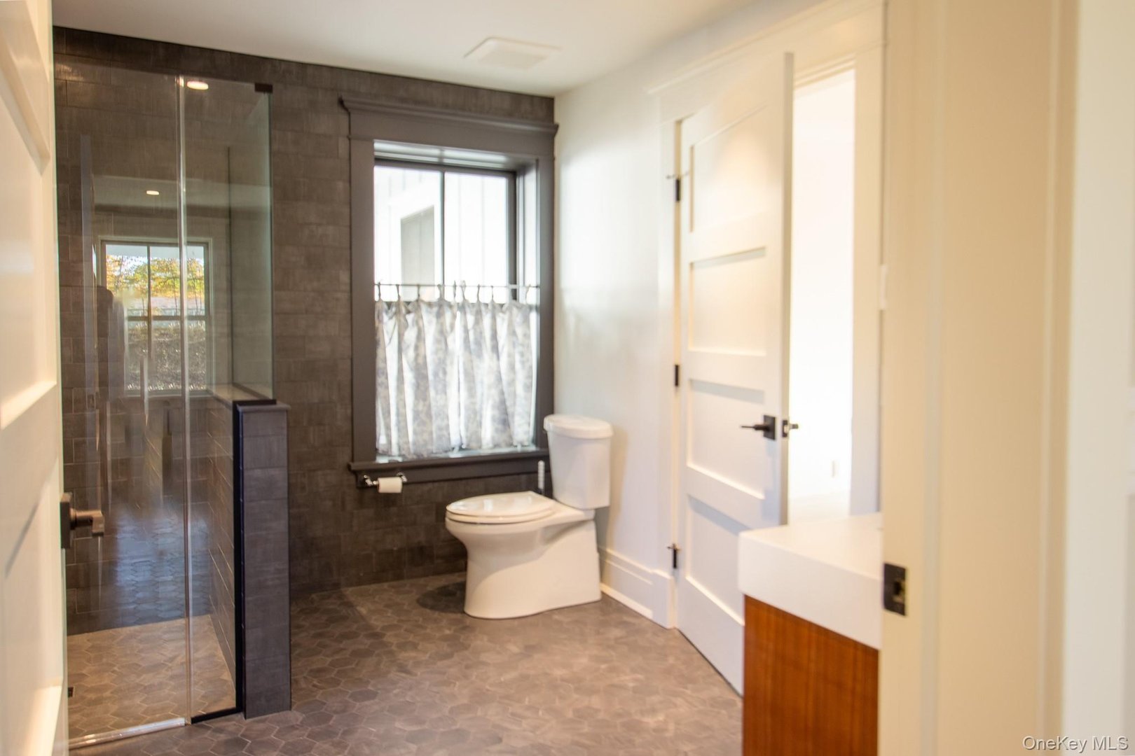 48 Konig Road Photo 8