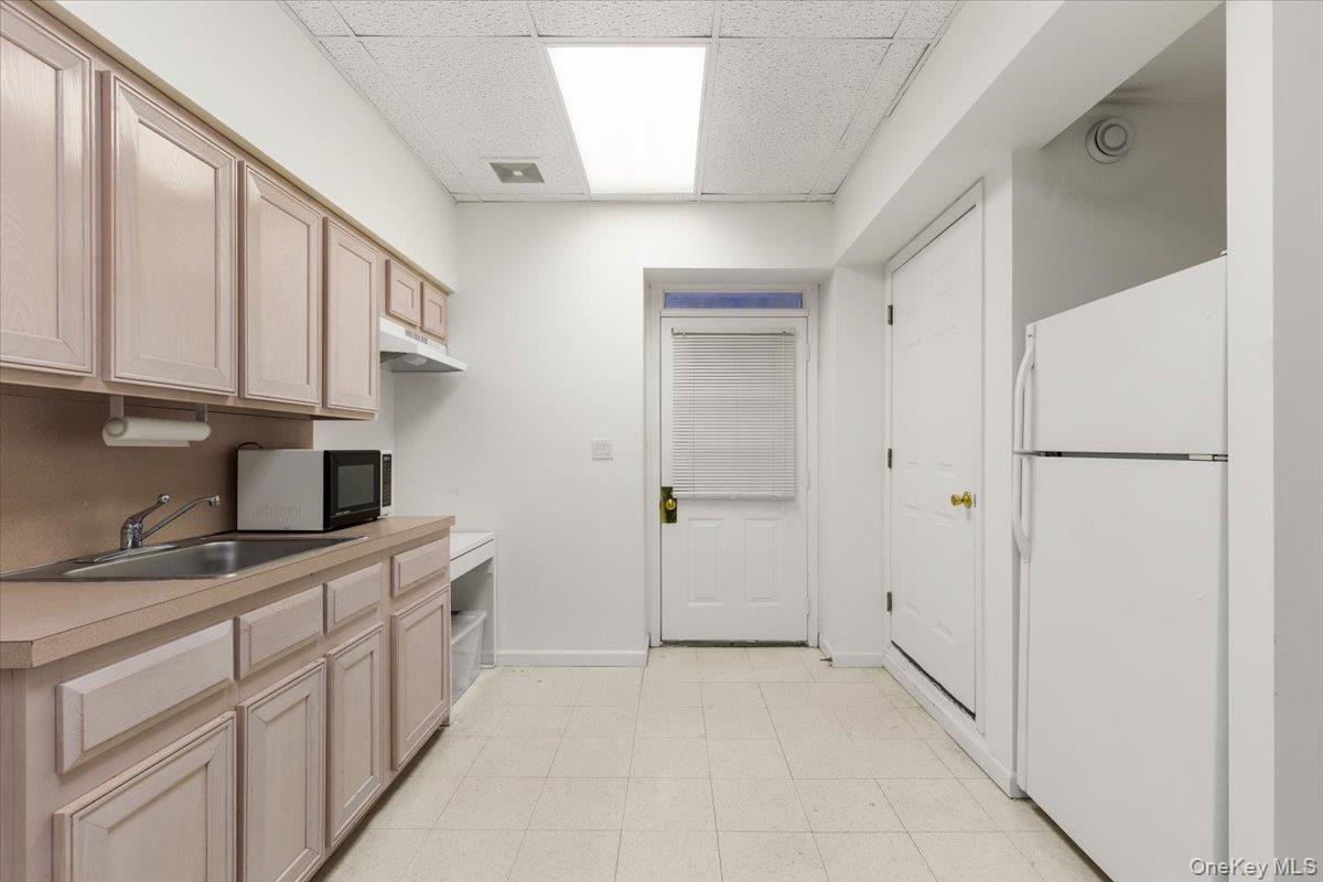 174 Lawrence Avenue Photo 23