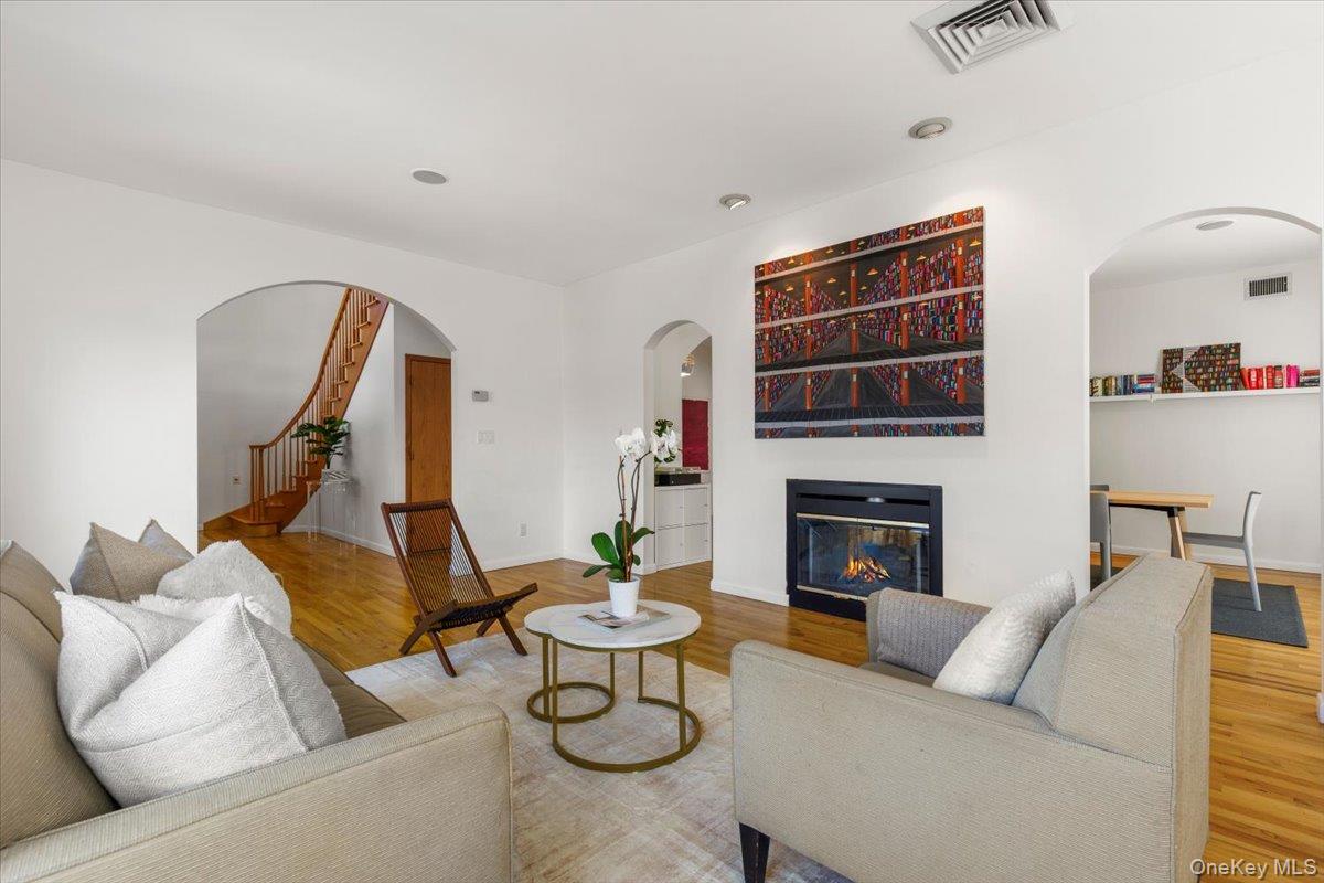 174 Lawrence Avenue Photo 5